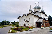 Novgorod - chiesa dedicata ai Santi Boris e Gleb, primi martiri russi, con le sue cinque cupole. 
